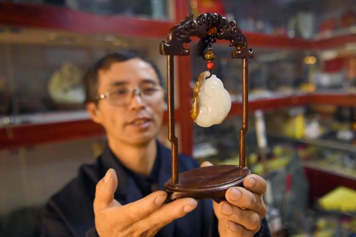 变瑕为瑜 河北廊坊玉雕手艺人巧作“俏色玉器”