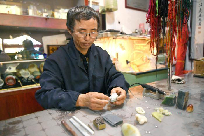 变瑕为瑜 河北廊坊玉雕手艺人巧作“俏色玉器”