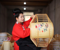 贵州丹寨：赶制特色灯具迎春节