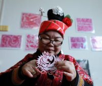 贵州苗族剪纸迎“立春” 巧手剪出幸福来