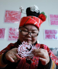 贵州苗族剪纸迎“立春” 巧手剪出幸福来