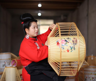 贵州丹寨：赶制特色灯具迎春节