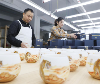 福建德化：虎年生肖瓷走俏