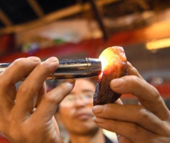 变瑕为瑜 河北廊坊玉雕手艺人巧作“俏色玉器”