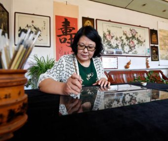 河北玻璃油画技艺传承人：澄澈匠心守护40余载