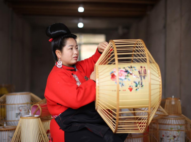 贵州丹寨:赶制特色灯具迎春节