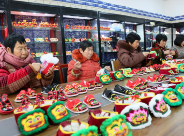 河南汝阳:小小虎头鞋 走俏大市场