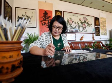 河北玻璃油画技艺传承人:澄澈匠心守护40余载